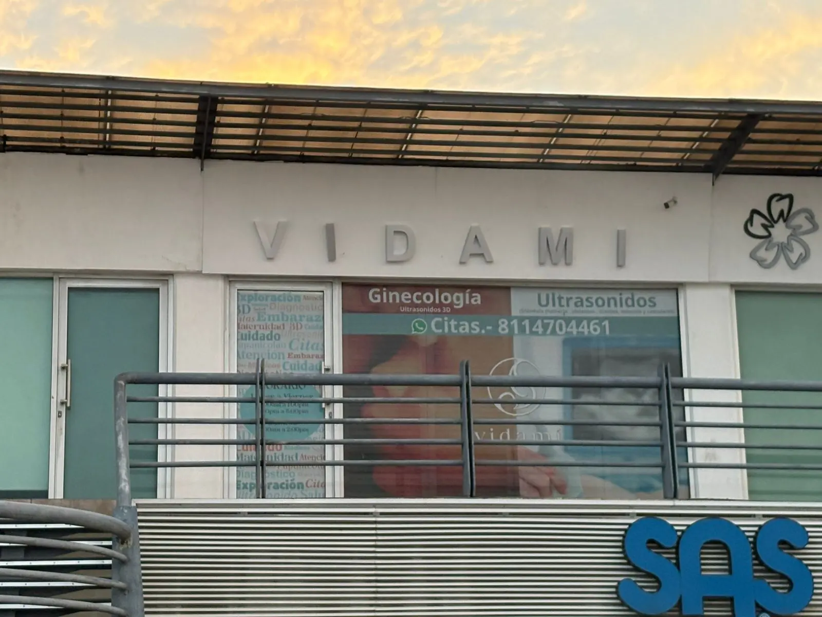 Fachada de VIDAMI con los letreros de ginecología y ultrasonidos y el número de citas